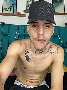 MaxHornyLatin live cam on StripChat
