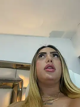 Sara_trans_hot