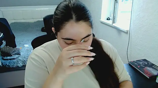 kitsune_8 live cam on StripChat