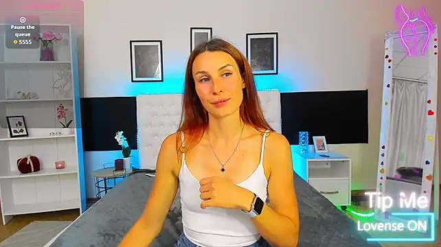 KiraNeeww live cam on StripChat