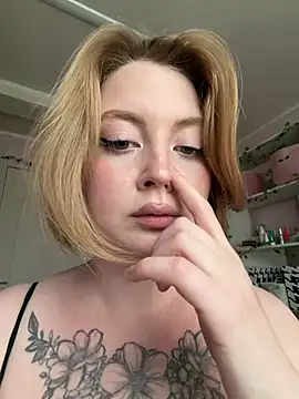 EmmySuiyugh live cam on StripChat