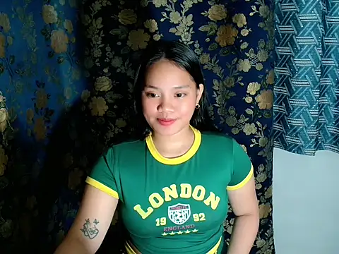 prettykrysgirl live cam on StripChat