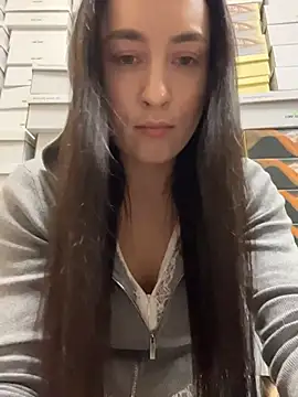 holly_play (F young) - moan loud in public