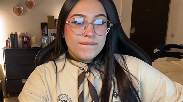 Lilyhotson live cam on StripChat