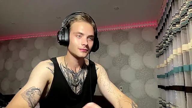 ErnestTarlet live cam on StripChat