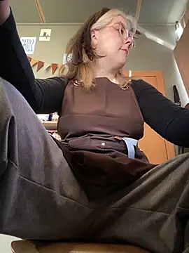 cinnabon_ (G young) - MAKE MY PUSSY WET AT MY WORK