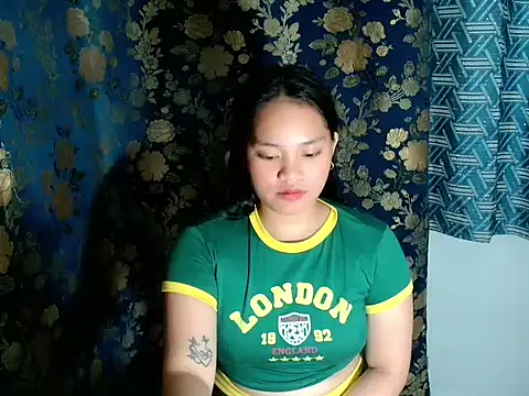 prettykrysgirl live cam on StripChat