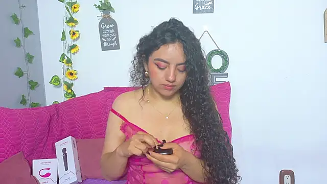 emiily_curly live cam on StripChat