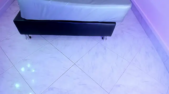 ellieblont live cam on StripChat
