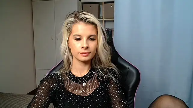KristineGlow live cam on StripChat