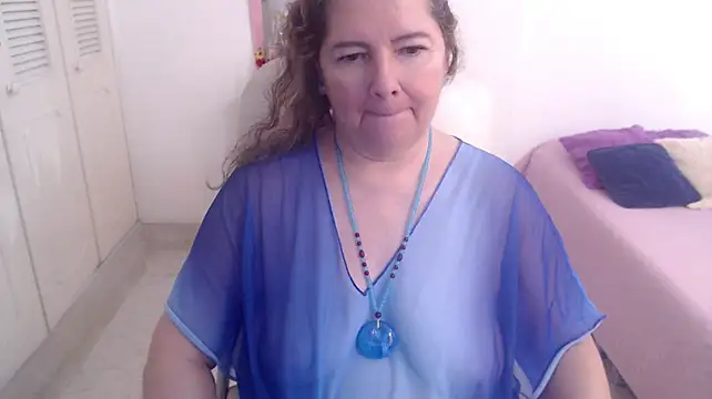 leonela_69 live cam on StripChat