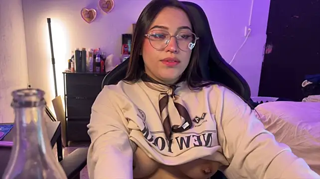 Lilyhotson live cam on StripChat