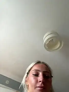BlondieMbaddie live cam on StripChat