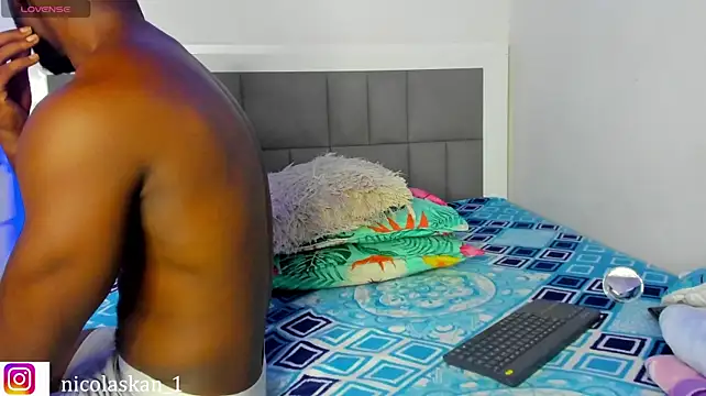 nicolaskan live cam on StripChat
