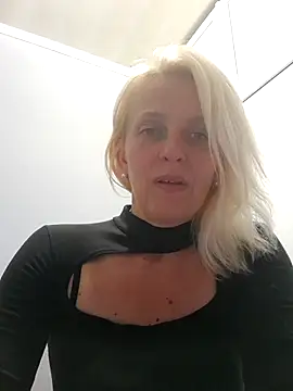 MiaLove183 live cam on StripChat