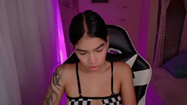 valeria-duarte live cam on StripChat