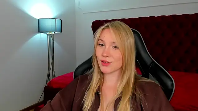ElaraVoltage live cam on StripChat