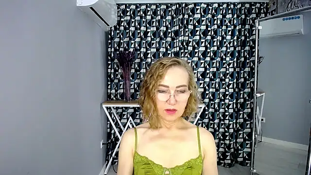 queen_a_n_i (F mature) - Give me a day off today