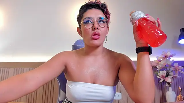 Kaira_mosse live cam on StripChat