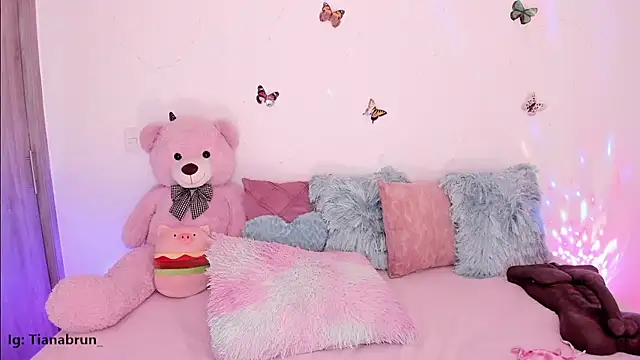 Zara_uwu_ live cam on StripChat