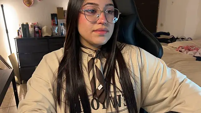 Lilyhotson live cam on StripChat