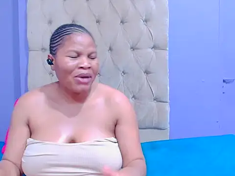 BubblyCheese live cam on StripChat