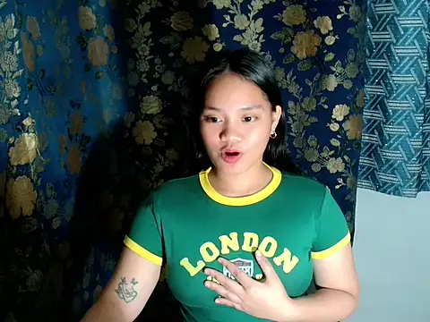 prettykrysgirl live cam on StripChat