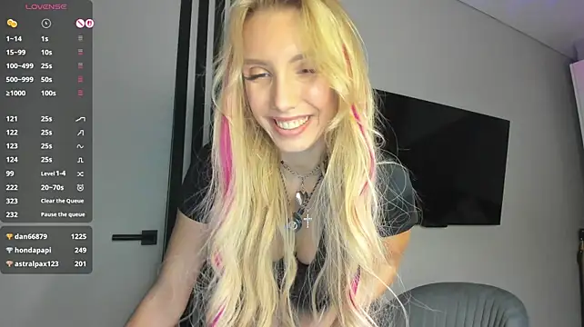 Juicy_Bella live cam on StripChat