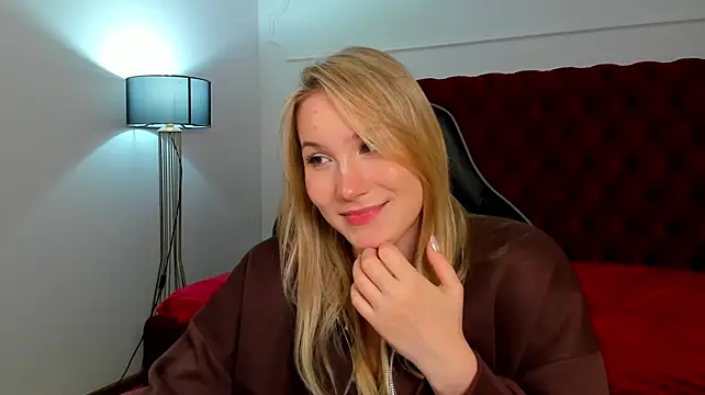ElaraVoltage live cam on StripChat