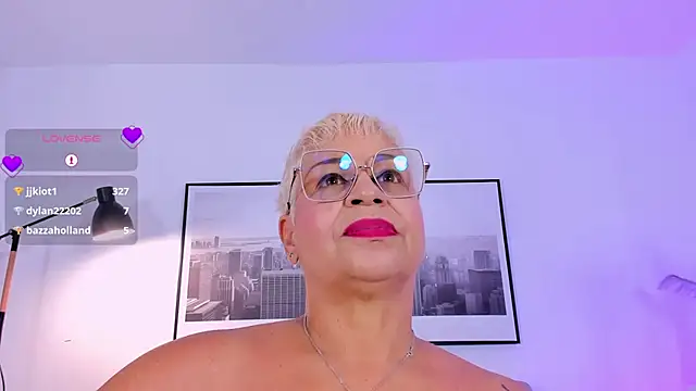 Lucy_Milf_68 live cam on StripChat