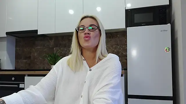 MariaTravel live cam on StripChat