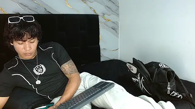 MaximilianRoth live cam on StripChat