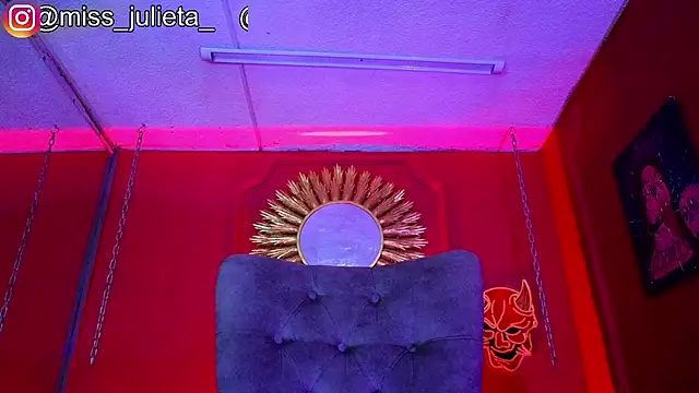 Julieta_Russell live cam on StripChat