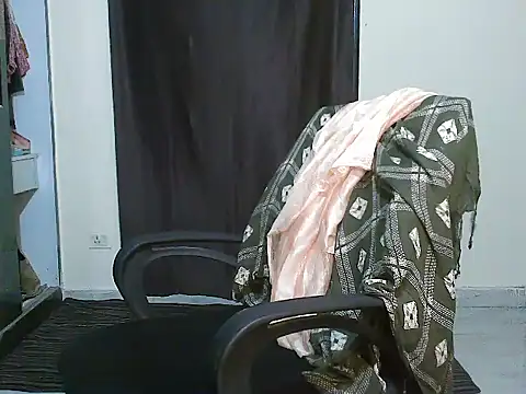 ur_sassypriya live cam on StripChat