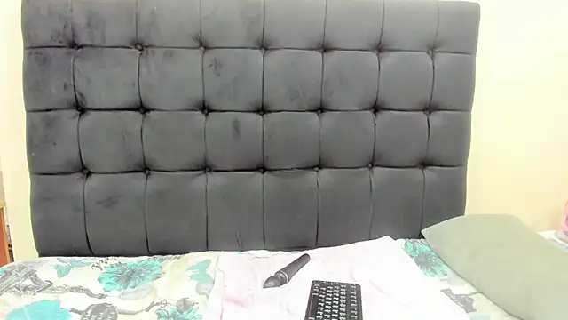 OnionBooty3573 live cam on StripChat