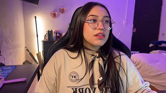 Lilyhotson live cam on StripChat