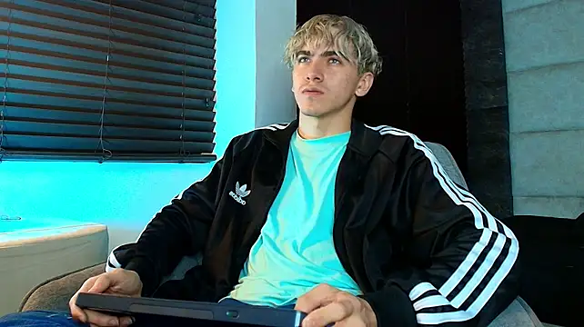 Tyler_Mcrey live cam on StripChat