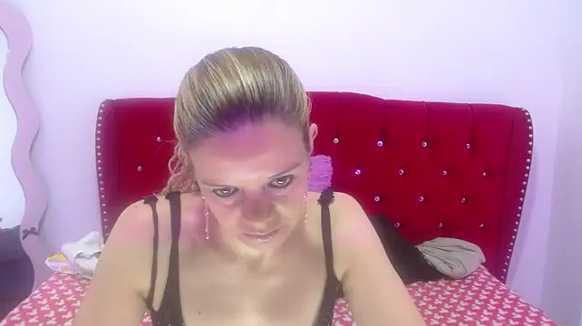 Kasandra_Cortez live cam on StripChat