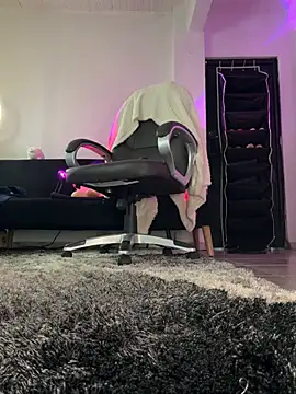 aly_golden_ live sex cam