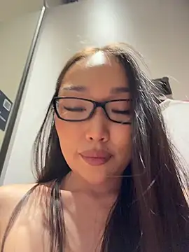 trytomakememoam live cam on StripChat