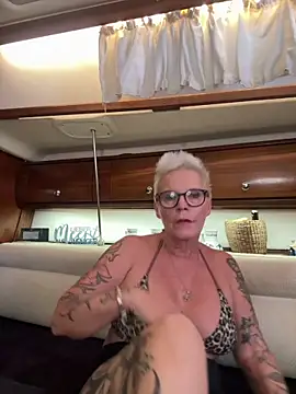 german_milf - Trans auf stripchat, spricht Deutsch