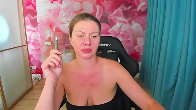 LunaKissesx live cam on StripChat