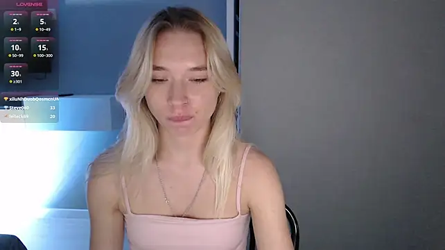 Emily_Hartt live cam on StripChat
