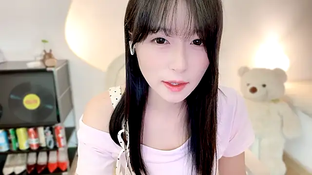 Onechestnut live cam on StripChat