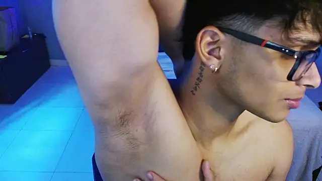 Mr_yisuzz live cam on StripChat