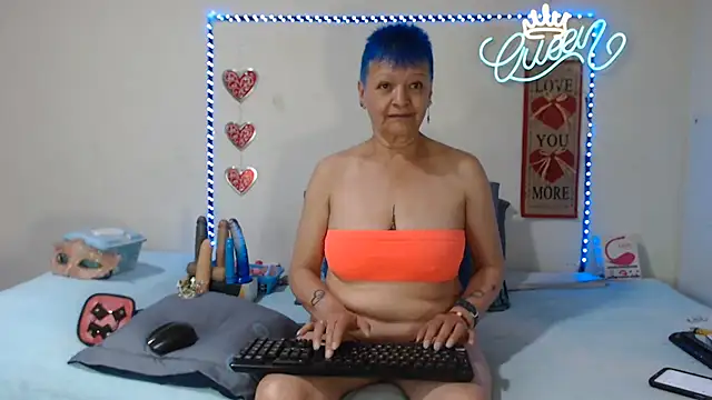 loquitaqueen011 live cam on StripChat