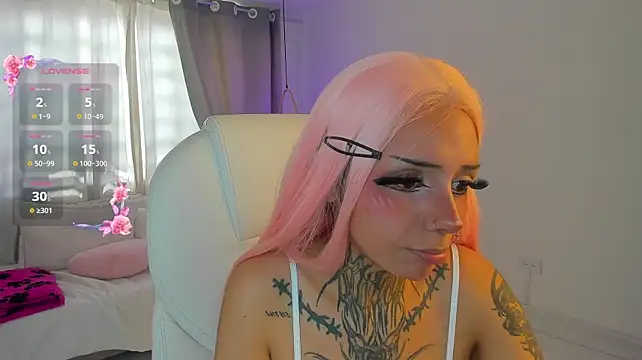 KoraRousee live cam on Stripchat