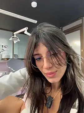 iris_cuteface live cam on StripChat