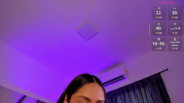 CarolineFyre live cam on StripChat