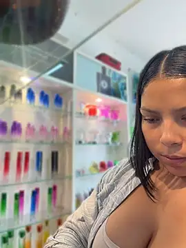 isabella__luna (F milf) - Totally naked in the store for 5 minutes